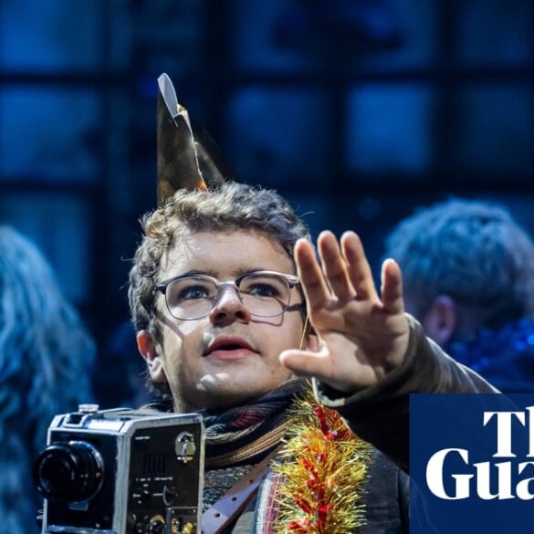 Rent müzikalinin West End prodüksiyonundan bir sahne, Gaten Matarazzo ile