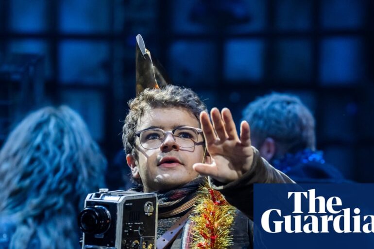 Rent müzikalinin West End prodüksiyonundan bir sahne, Gaten Matarazzo ile