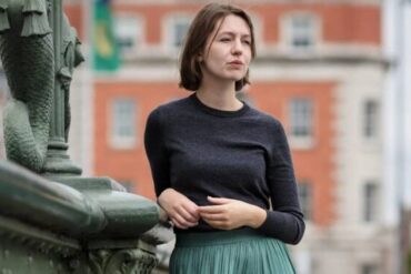 İrlandalı yazar Sally Rooney'nin bir portresi
