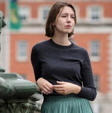 İrlandalı yazar Sally Rooney'nin bir portresi