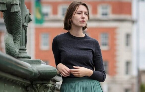 İrlandalı yazar Sally Rooney'nin bir portresi