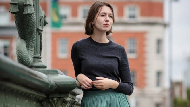 İrlandalı yazar Sally Rooney'nin bir portresi