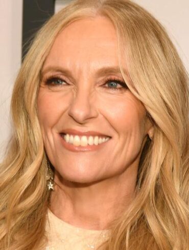 Toni Collette sette yönetmenlik rolünde