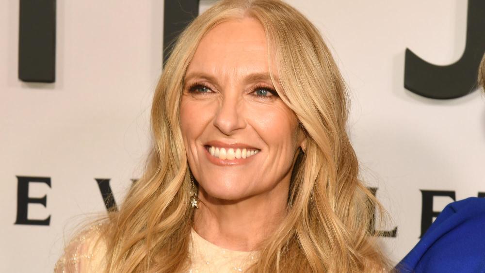 Toni Collette sette yönetmenlik rolünde