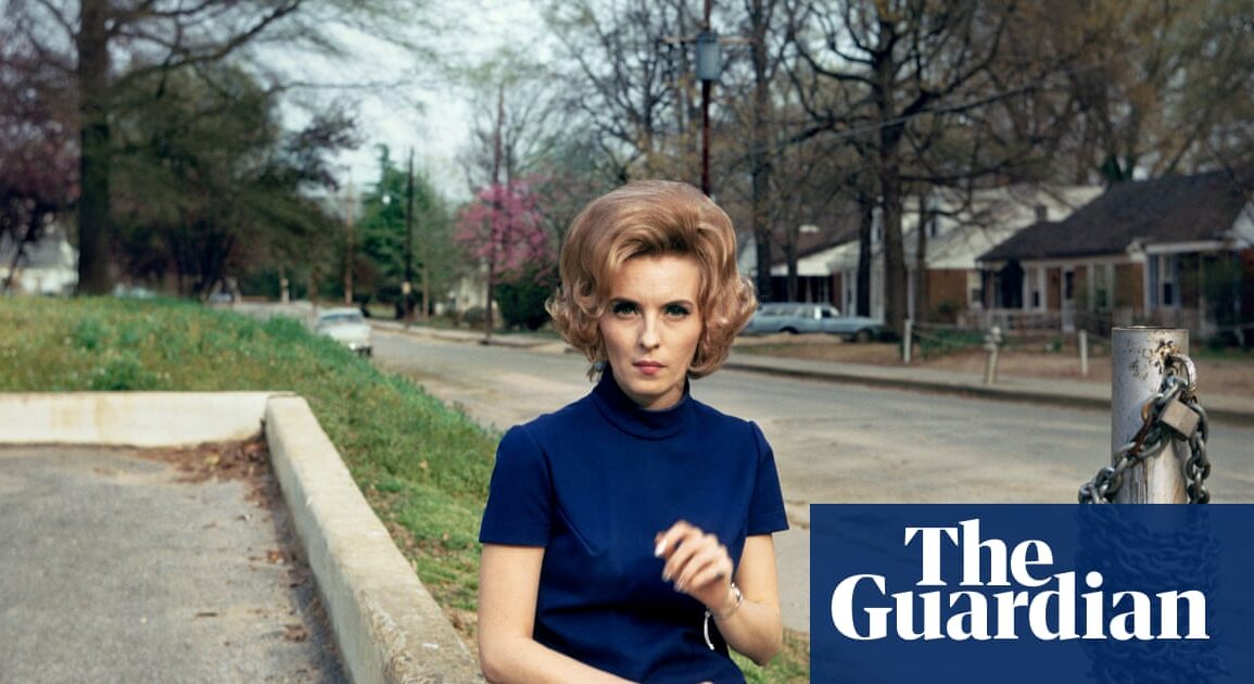 William Eggleston'ın gündelik yaşamdan bir sahneyi yansıtan ikonik renkli fotoğrafı
