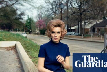 William Eggleston'ın gündelik yaşamdan bir sahneyi yansıtan ikonik renkli fotoğrafı