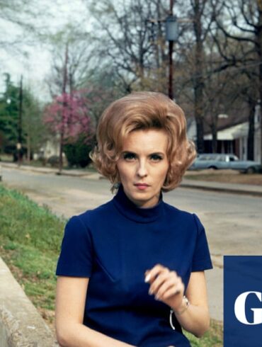 William Eggleston'ın gündelik yaşamdan bir sahneyi yansıtan ikonik renkli fotoğrafı