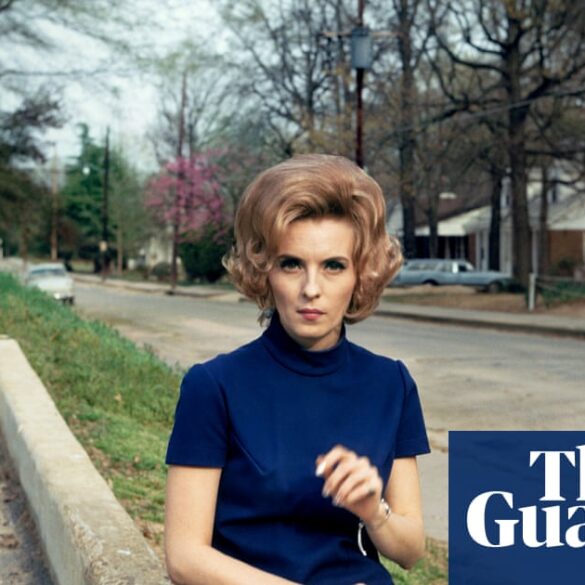 William Eggleston'ın gündelik yaşamdan bir sahneyi yansıtan ikonik renkli fotoğrafı